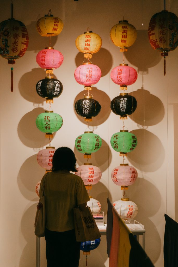 觀展者於祈願互動區